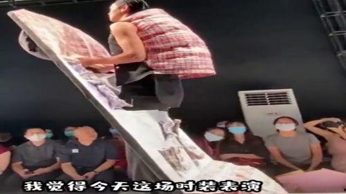小品 搞笑时装 表演,小品搞笑时装演绎时尚界的欢乐闹剧